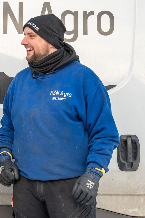 Alexander, indehaver af ASN Agro, foran firmabilen